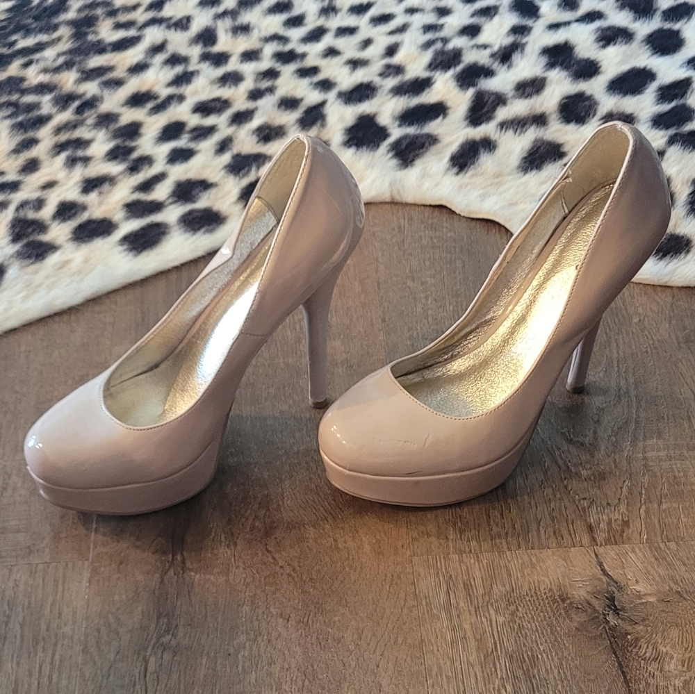 Womens heels, Zigisoho size 8, cream beige almost super light pinkish